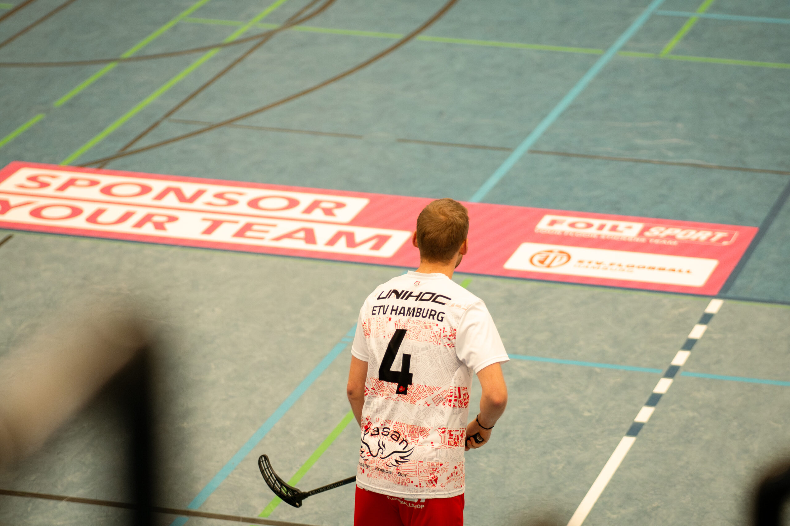 Floorball-foil2Sport-FloorstickerHinterFloorballspieler-Credit cosmophotos