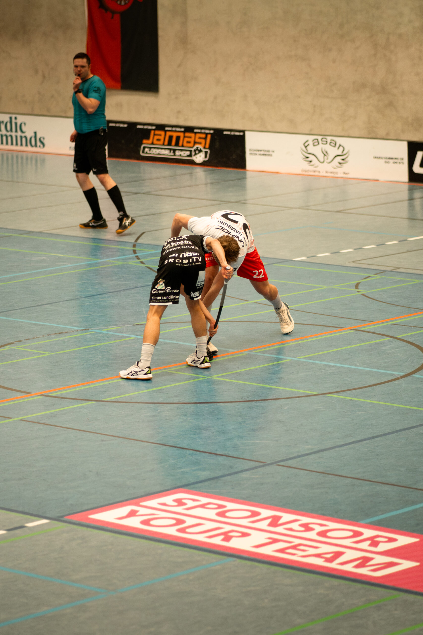 Floorball-foil2Sport-ZweiFloorballspielerInAction-Credit cosmophotos