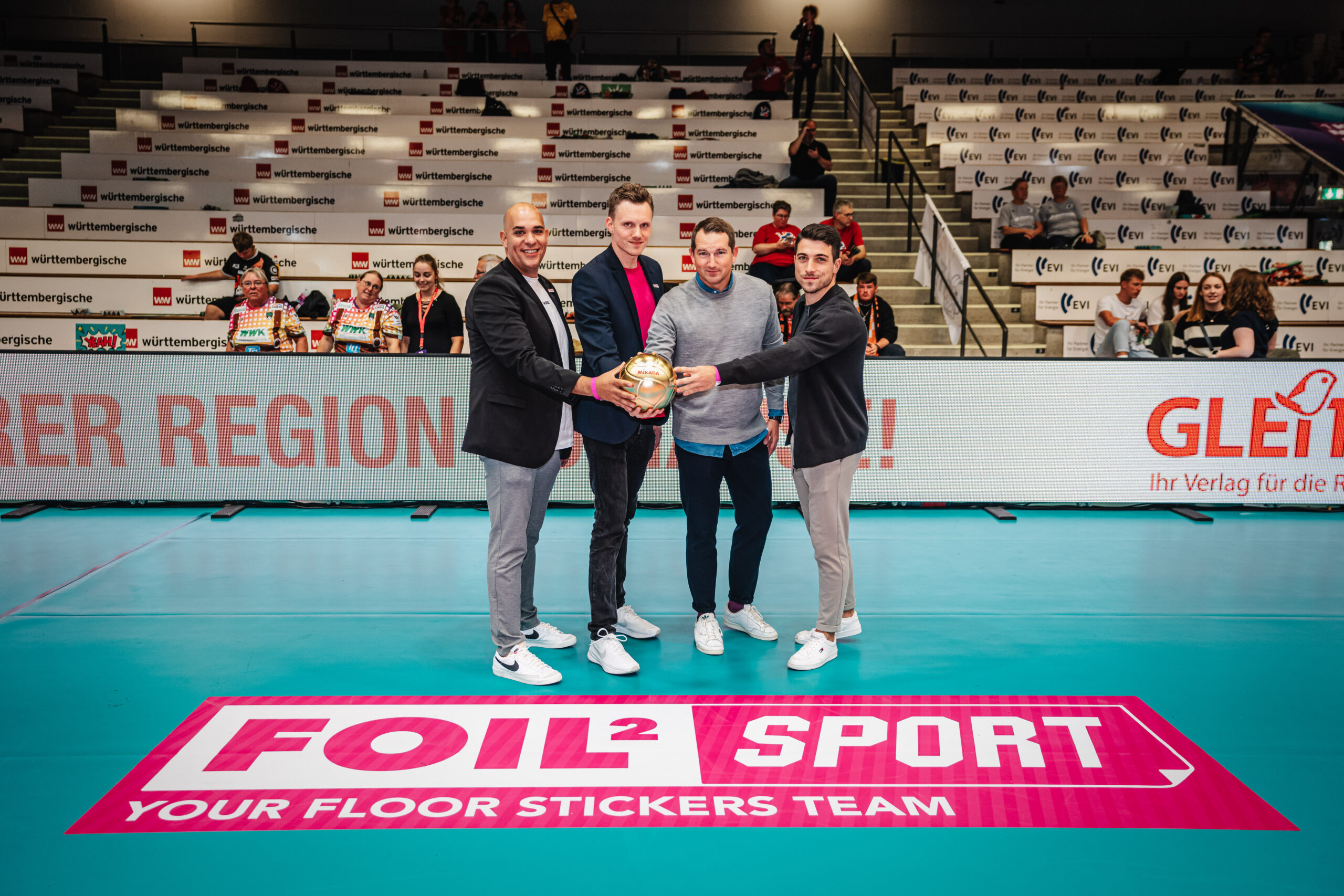 foil2Sport- Volleyball - IskanderMarkusVBLstehenvorFloorsticker-justus.fotos